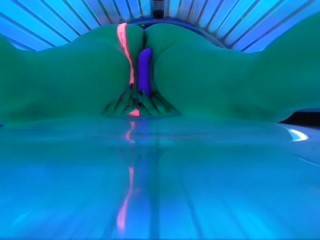 HIDDEN CAM CAUGHT GIRL MASTURBATE AT SUNBED